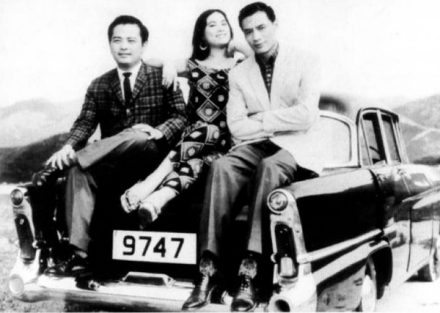 胡金铨座驾。中为演员杜娟,右为王冲 胡金铨座驾。中为演员杜娟,右为王冲