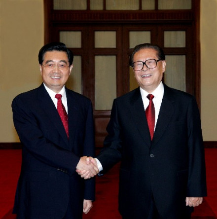 胡锦涛与江泽民亲切握手 胡锦涛与江泽民亲切握手