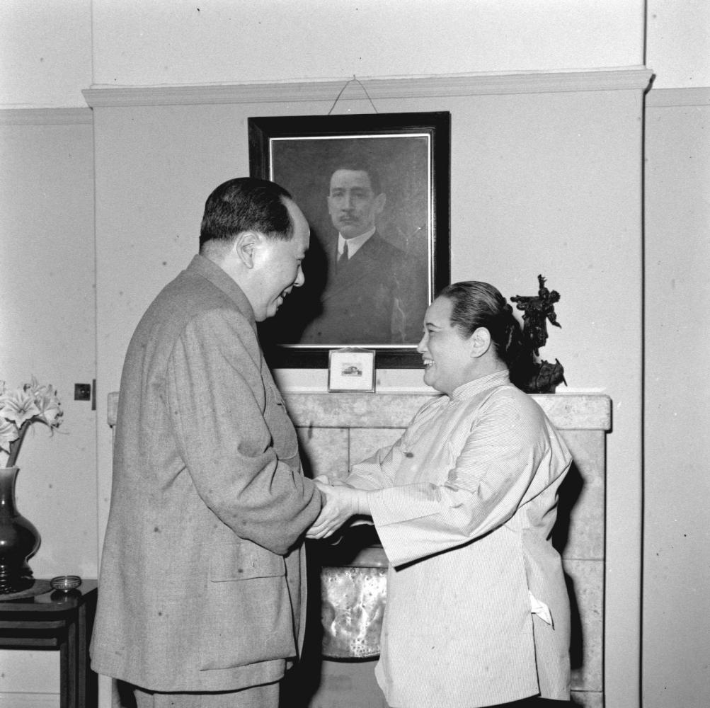 1961年，毛泽东同志在上海拜访宋庆龄同志