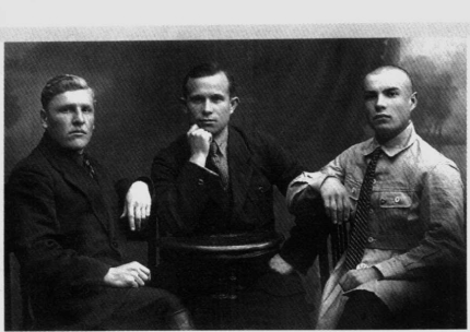 1924年在尤索夫卡工农速成中学的赫鲁晓夫（居中者）