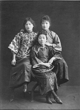 宋氏三姐妹合影(左一)
宋氏三姐妹合影(左一)