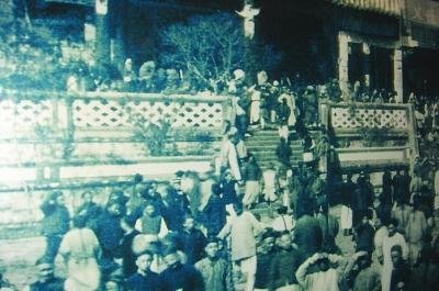 1911年的成都街头抗议铁路国有化的人群 1911年的成都街头抗议铁路国有化的人群