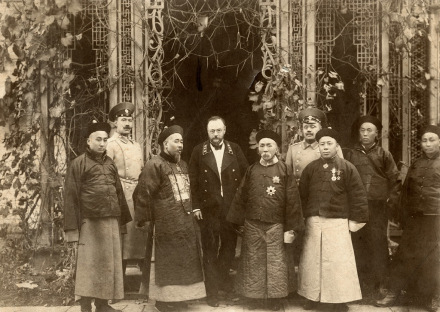 赵尔巽(前左三)与赵尔丰(前左二)合影 赵尔巽(前左三)与赵尔丰(前左二)合影