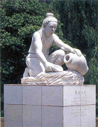 董黯“母慈子孝”雕像 董黯“母慈子孝”雕像