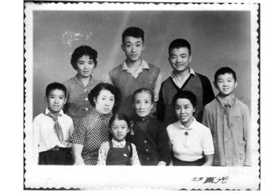 钱理群(后排右一)全家合影 钱理群(后排右一)全家合影