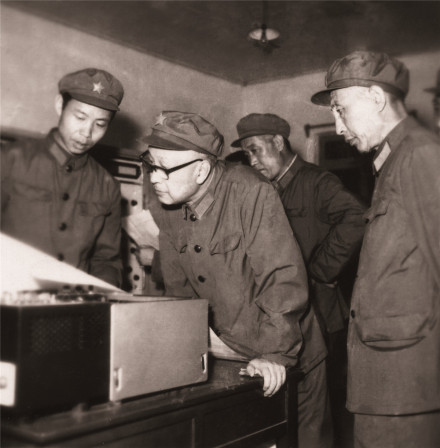 1978年,钱学森在某反导弹试验基地查看雷达站机房设备 1978年,钱学森在某反导弹试验基地查看雷达站机房设备