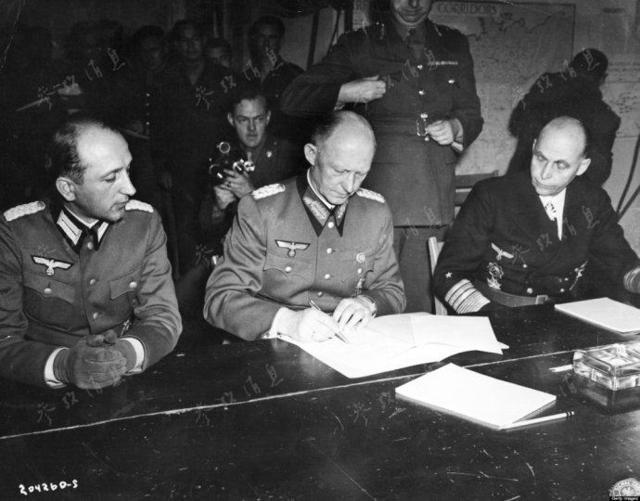德国凯特尔元帅签署无条件投降书