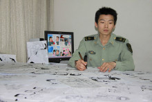 《法制漫画》专栏作者王增弘在创作漫画 《法制漫画》专栏作者王增弘在创作漫画