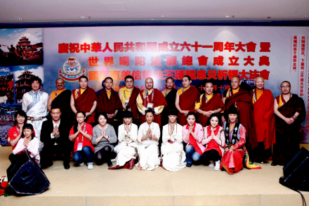 胡军在大会后与仁波切们合影 胡军在大会后与仁波切们合影