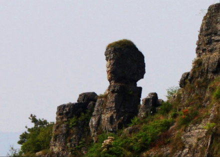 搁船尖的天然女娲石像 搁船尖的天然女娲石像