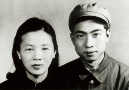 1949年5月汪曾祺和施松卿的结婚照 1949年5月汪曾祺和施松卿的结婚照