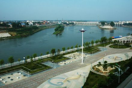 沈丘剔花彩陶——清三彩 沈丘剔花彩陶——清三彩