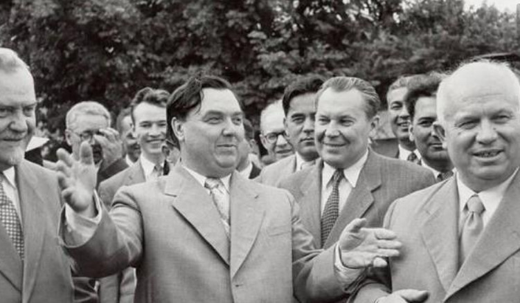 马林科夫在视察（右一赫鲁晓夫）