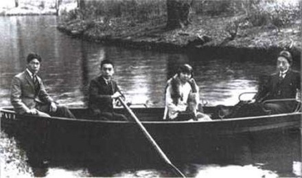 张申府(右一)与周恩来(右三) 张申府(右一)与周恩来(右三)