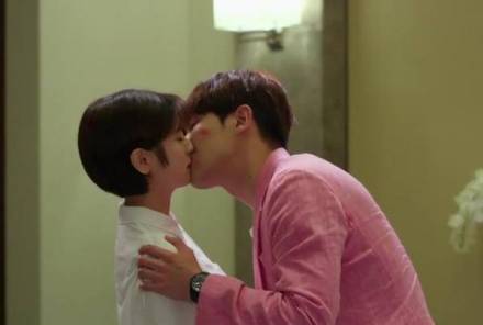 《爸爸好奇怪》吻戏 《爸爸好奇怪》吻戏