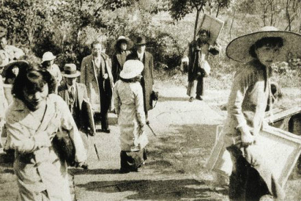 上海美专杭州旅行写生,披大衣戴眼镜者为刘海粟 上海美专杭州旅行写生,披大衣戴眼镜者为刘海粟