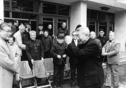 陈国栋与孙大光(前左)等聚会
陈国栋与孙大光(前左)等聚会