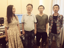 《抱紧我深圳》演唱者左非和制作团队 《抱紧我深圳》演唱者左非和制作团队