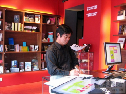 赵本夫在易卜生纪念馆签名 赵本夫在易卜生纪念馆签名