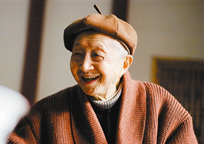 1993年5月,成都春熙路,流沙河病愈从医院回家 1993年5月,成都春熙路,流沙河病愈从医院回家