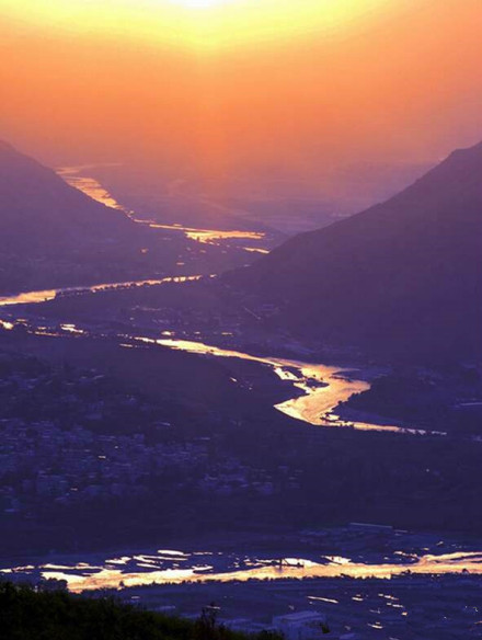 白龙江曲折蜿蜒 白龙江曲折蜿蜒