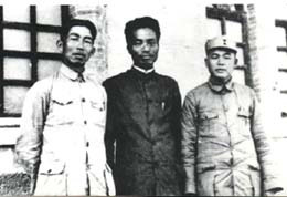 张浩(中)和领徐海东(右)、郭述申(左)在一起 张浩(中)和领徐海东(右)、郭述申(左)在一起