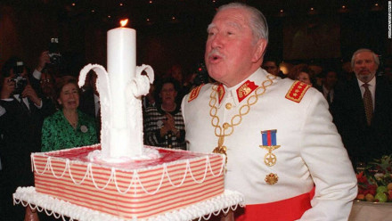 晚年的皮诺切特将军为自己庆祝生日 晚年的皮诺切特将军为自己庆祝生日