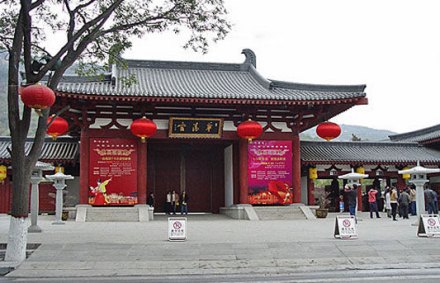 复建的华清宫门
复建的华清宫门