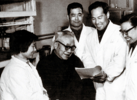 1972年,黄子卿(左2)指导实验工作 1972年,黄子卿(左2)指导实验工作