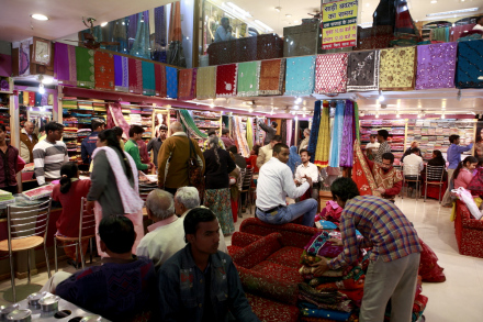 瓦拉纳西古城中的衣料店
瓦拉纳西古城中的衣料店