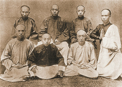 谭嗣同(左二)与时务学堂教习合影 谭嗣同(左二)与时务学堂教习合影