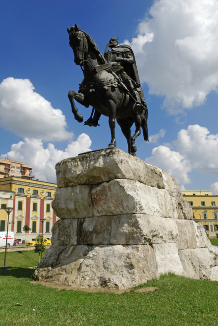 地拉那地标--民族英雄斯坎德培 地拉那地标--民族英雄斯坎德培