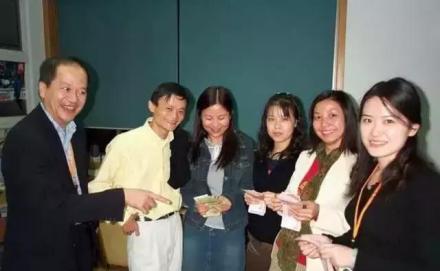 管理层与员工庆祝公司跨越首个财务里程碑 管理层与员工庆祝公司跨越首个财务里程碑