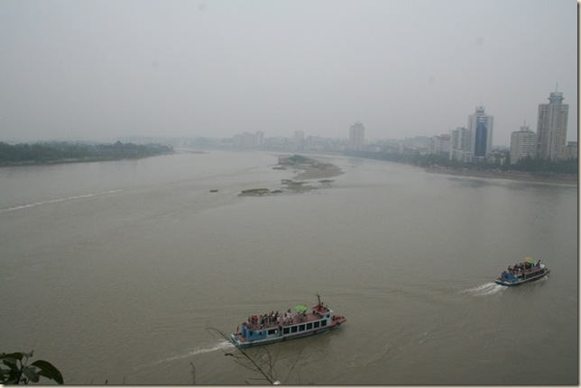 乐山岷江和大渡河汇合处（右为岷江）