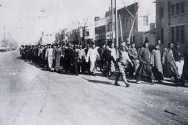 日军在南京大街上搜捕难民