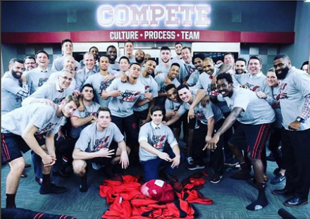 2017-18赛季开拓者全体成员(球员+工作人员)合影 2017-18赛季开拓者全体成员(球员+工作人员)合影