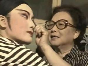 尹桂芳为爱徒画眉 尹桂芳为爱徒画眉