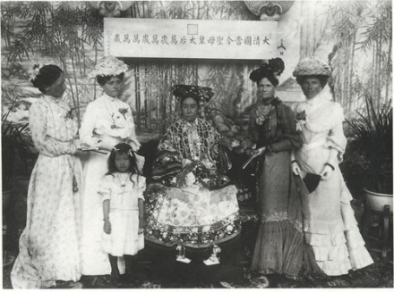 慈禧在颐和园乐寿堂与外国公使夫人合影
慈禧在颐和园乐寿堂与外国公使夫人合影