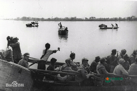 《我送亲人过大江》邹建东摄,摇船者为颜红英 《我送亲人过大江》邹建东摄,摇船者为颜红英