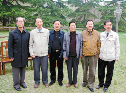 雷抒雁(左三)与阎纲、周明、陈忠实等合影 雷抒雁(左三)与阎纲、周明、陈忠实等合影