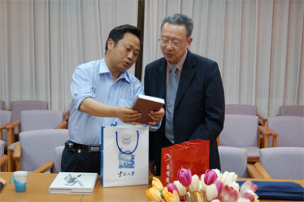 万永林馆长与复旦大学秦曾复馆长交谈 万永林馆长与复旦大学秦曾复馆长交谈