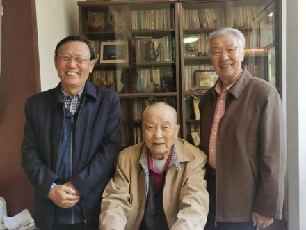 云照光(中)与布仁巴雅尔(左)、马宝山(右) 云照光(中)与布仁巴雅尔(左)、马宝山(右)