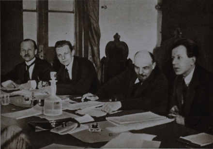 列宁在共产国际第一次代表大会上(1919年3月)
列宁在共产国际第一次代表大会上(1919年3月)