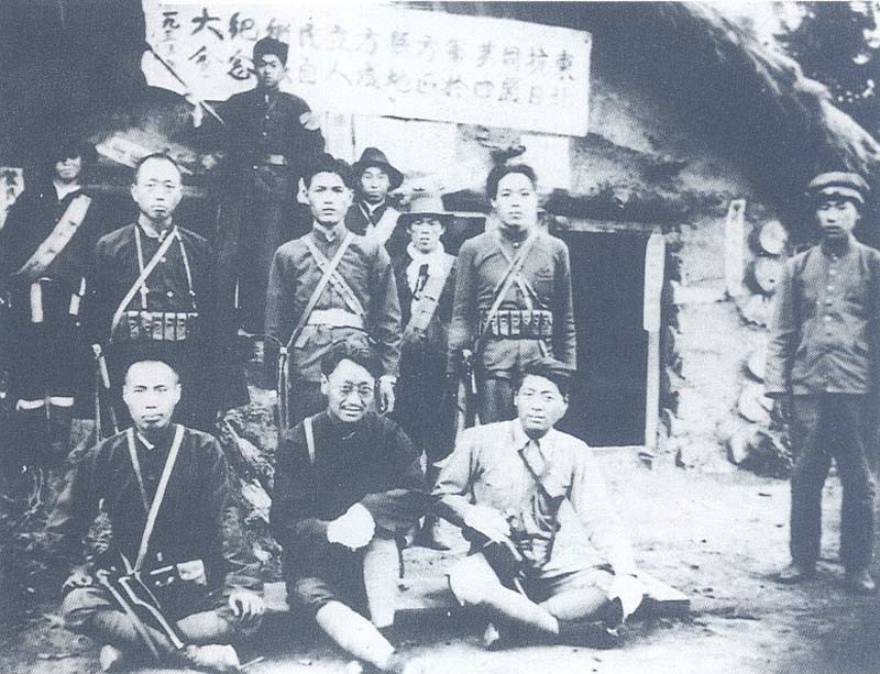 吉东特委书记杨松(前右一)与东北抗联第四军军长李延禄(前中)等