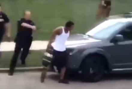 警察用枪指着布莱克 警察用枪指着布莱克