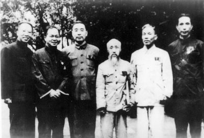 吴晗(左2)与周恩来(左3)等合影 吴晗(左2)与周恩来(左3)等合影