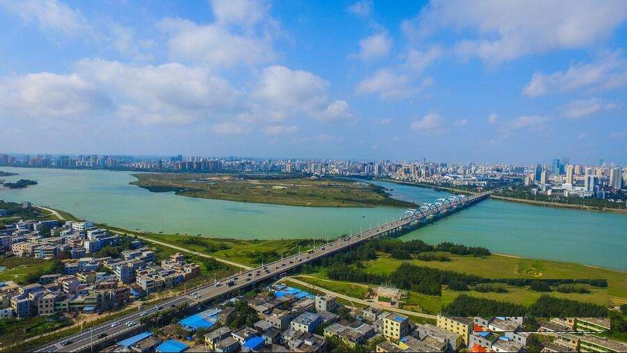 南渡江口三角洲上的海口市