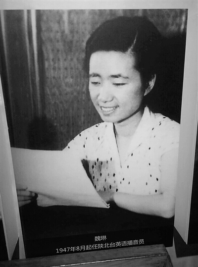 国际台英语播音员魏琳正在播音 国际台英语播音员魏琳正在播音