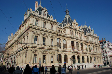 交易所(感谢原图作者) 交易所(感谢原图作者)