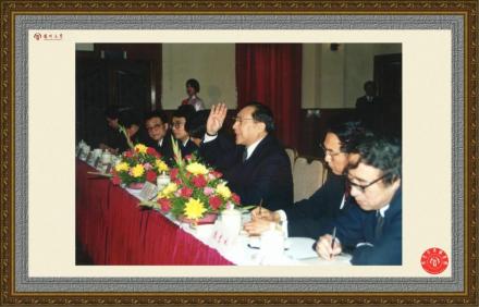 中共中央政治局委员、国务院副总理李岚清在听取扬州大学报告 中共中央政治局委员、国务院副总理李岚清在听取扬州大学报告